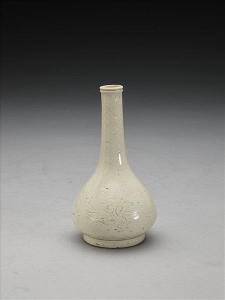 白瓷劃花靈芝紋瓶