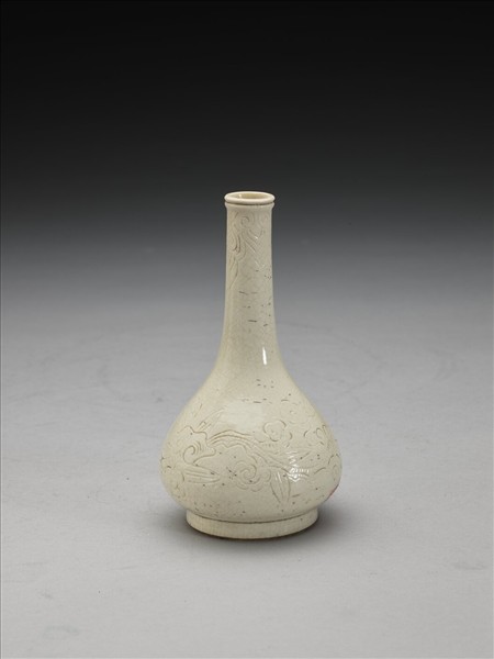 白瓷劃花靈芝紋瓶