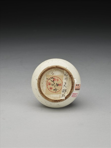 白瓷劃花靈芝紋瓶