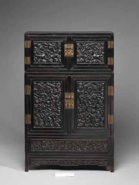 雲龍紋方角四件櫃