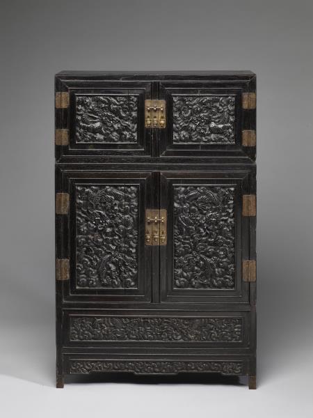 雲龍紋方角四件櫃