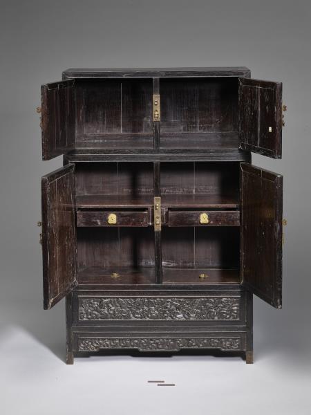 雲龍紋方角四件櫃