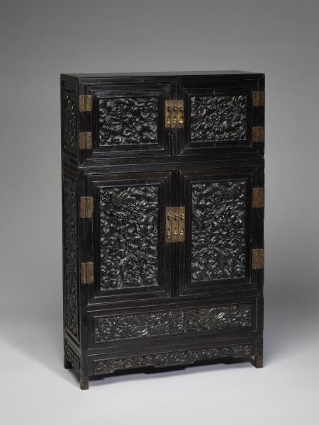 雲龍紋方角四件櫃