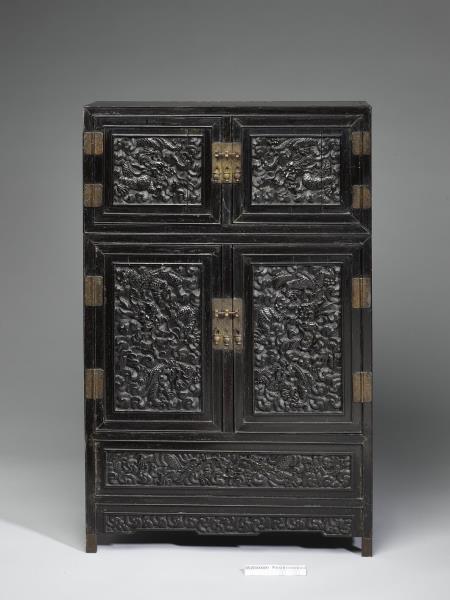 雲龍紋方角四件櫃