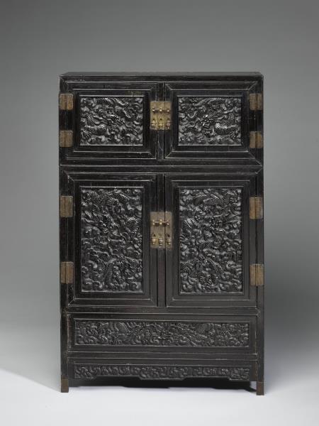 雲龍紋方角四件櫃