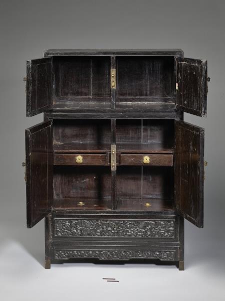 雲龍紋方角四件櫃