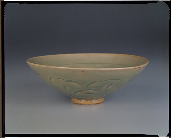 耀州窯 青瓷劃花三魚紋碗