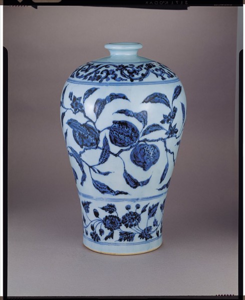 青花桃實花卉紋梅瓶