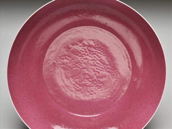 胭脂紅裡印花龍紋盤