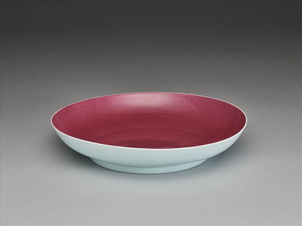 胭脂紅裡印花龍紋盤