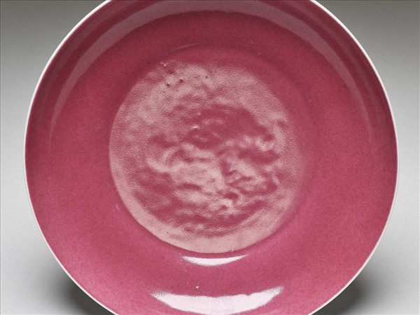 胭脂紅裡印花龍紋盤