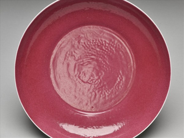 胭脂紅裡印花龍紋盤