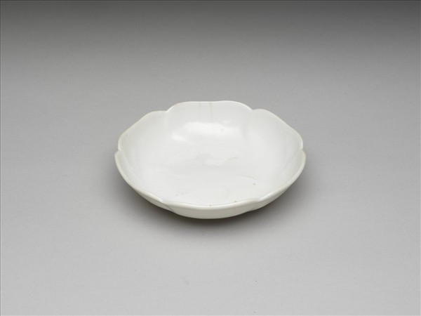 甜白釉葵式碟