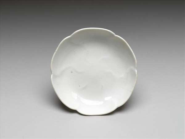 甜白釉葵式碟