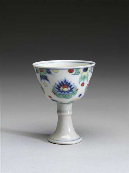 鬥彩團蓮紋高足杯