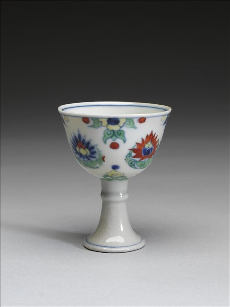 鬥彩團蓮紋高足杯
