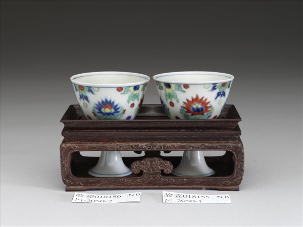 鬥彩團蓮紋高足杯