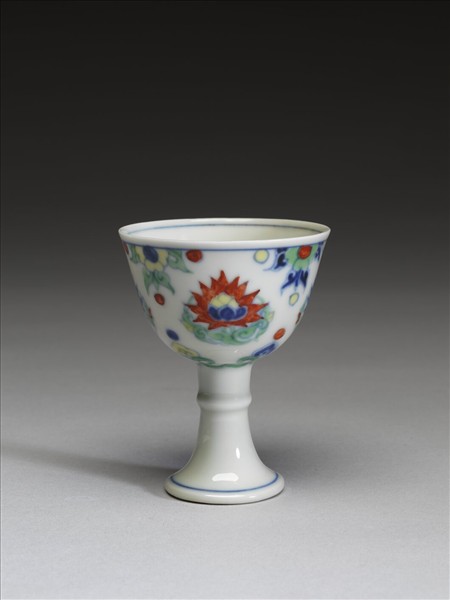鬥彩團蓮紋高足杯