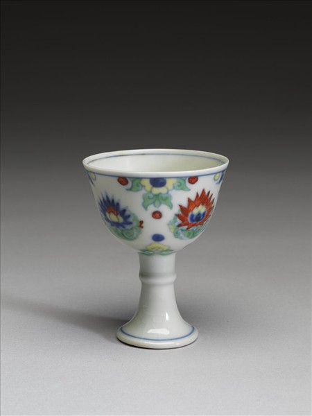 鬥彩團蓮紋高足杯