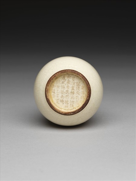 白瓷暗花直口瓶