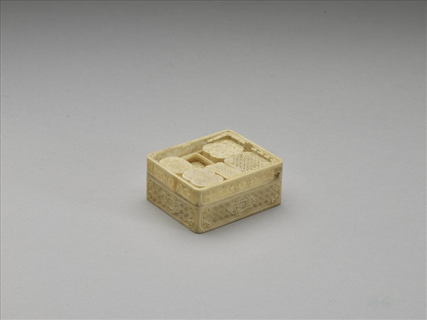 象牙雕透花長方套盒（共八件）