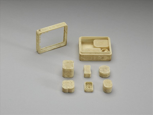 象牙雕透花長方套盒（共八件）