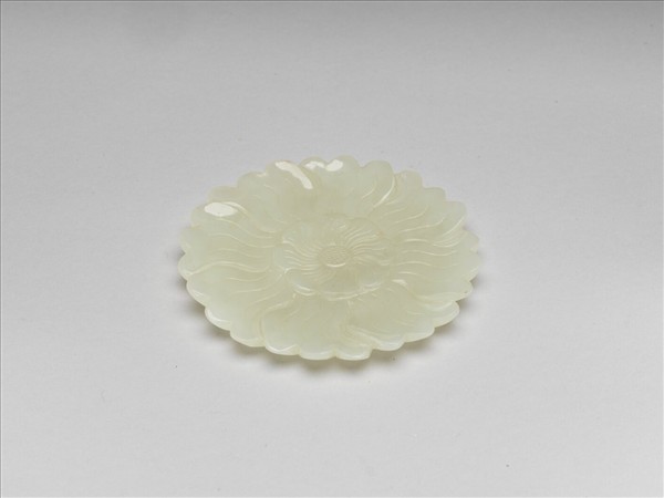 玉瓣形菊紋小碟