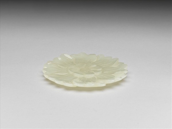 玉瓣形菊紋小碟
