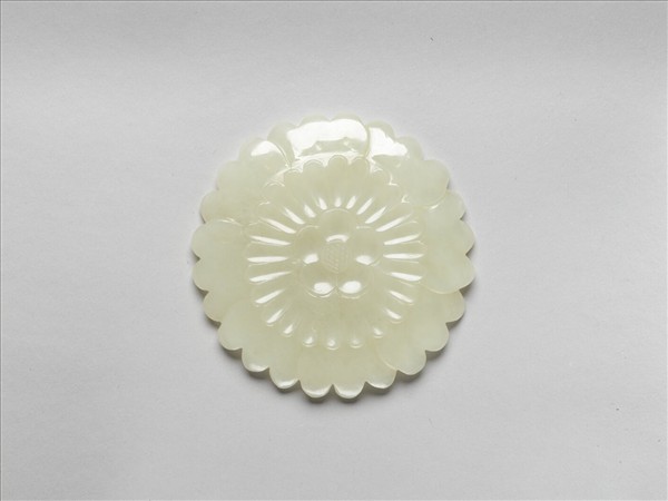 玉瓣形菊紋小碟