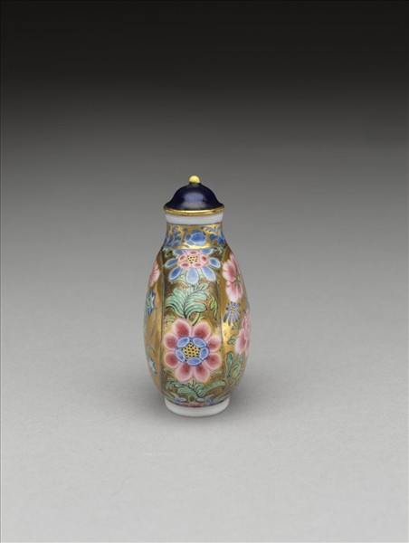 玻璃胎畫琺瑯金地花卉紋鼻煙壺