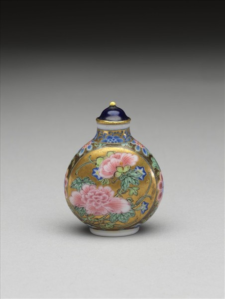 玻璃胎畫琺瑯金地花卉紋鼻煙壺