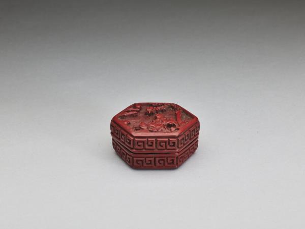 剔紅庭園人物六角盒