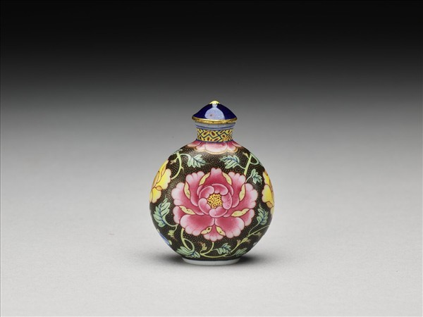 玻璃胎畫琺瑯黑地纏枝牡丹紋鼻煙壺