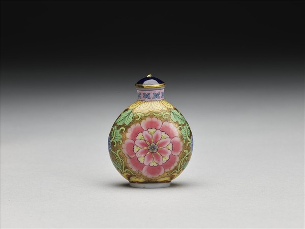 玻璃胎畫琺瑯金地纏枝西番蓮紋鼻煙壺