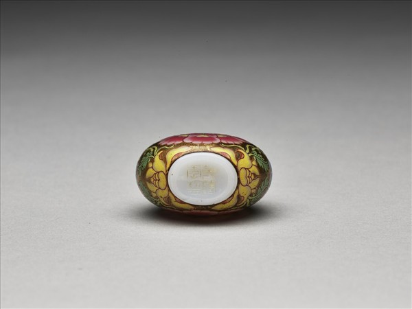 玻璃胎畫琺瑯金地纏枝西番蓮紋鼻煙壺