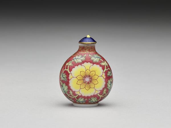 玻璃胎畫琺瑯紅地西番蓮紋鼻煙壺- 故宮