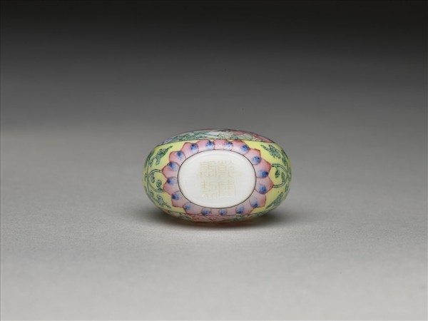 玻璃胎畫琺瑯花卉紋鼻煙壺