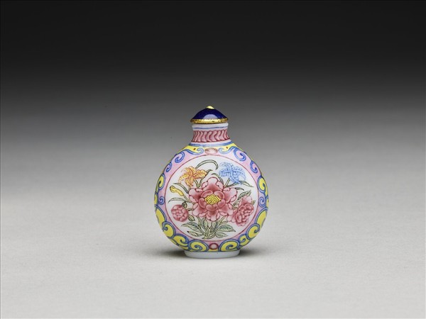 玻璃胎畫琺瑯花卉紋鼻煙壺