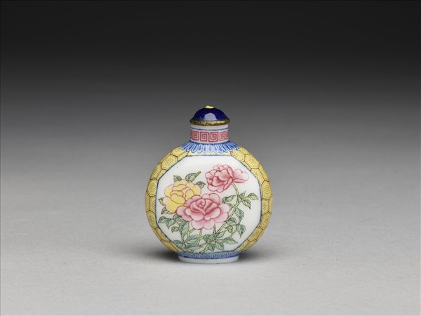 玻璃胎畫琺瑯花卉紋鼻煙壺