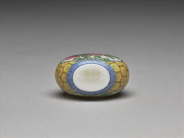 玻璃胎畫琺瑯花卉紋鼻煙壺
