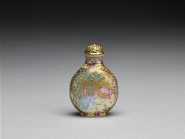 玻璃胎畫琺瑯金地嬰戲圖鼻煙壺