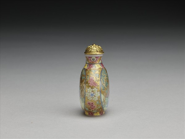 玻璃胎畫琺瑯金地嬰戲圖鼻煙壺