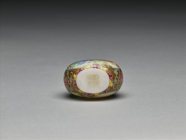 玻璃胎畫琺瑯金地嬰戲圖鼻煙壺