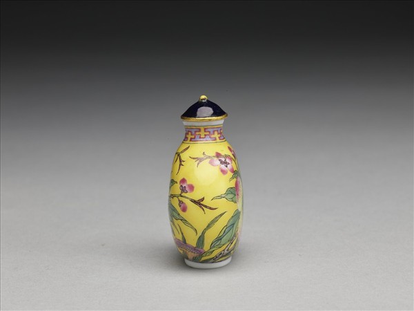 玻璃胎畫琺瑯黃地桃實紋鼻煙壺