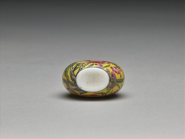 玻璃胎畫琺瑯黃地桃實紋鼻煙壺