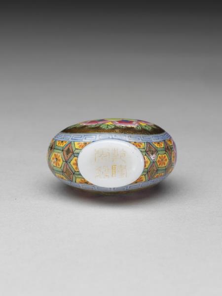 玻璃胎畫琺瑯萬壽鼻煙壺