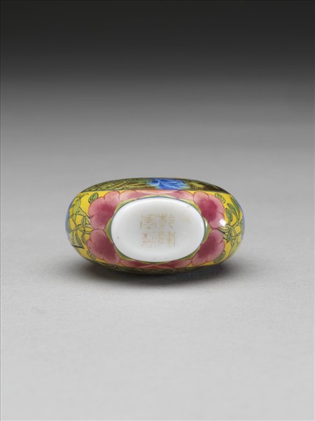 玻璃胎畫琺瑯花卉鼻煙壺