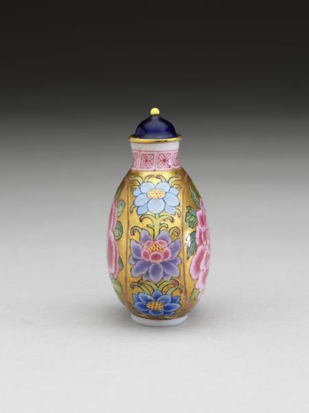 玻璃胎畫琺瑯金地花卉紋鼻煙壺