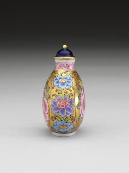 玻璃胎畫琺瑯金地花卉紋鼻煙壺