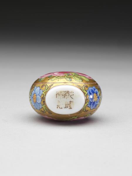 玻璃胎畫琺瑯金地花卉紋鼻煙壺